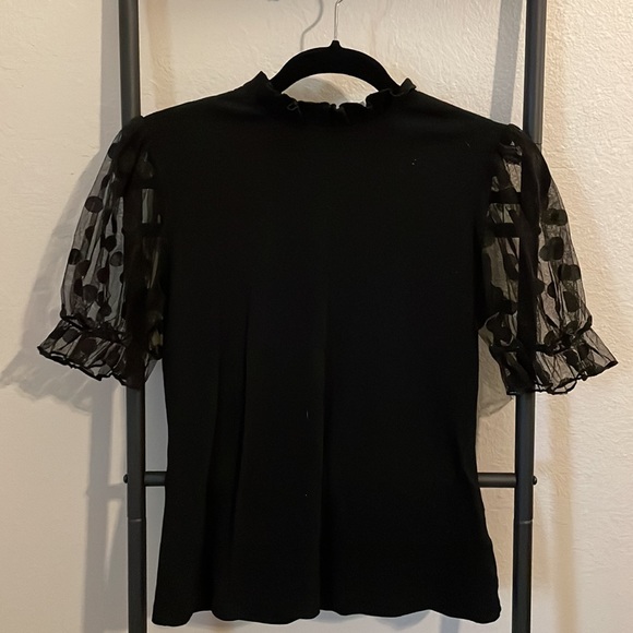 S/M Adorable comfy work top with lacy puff sleeves ✨ - Picture 2 of 7